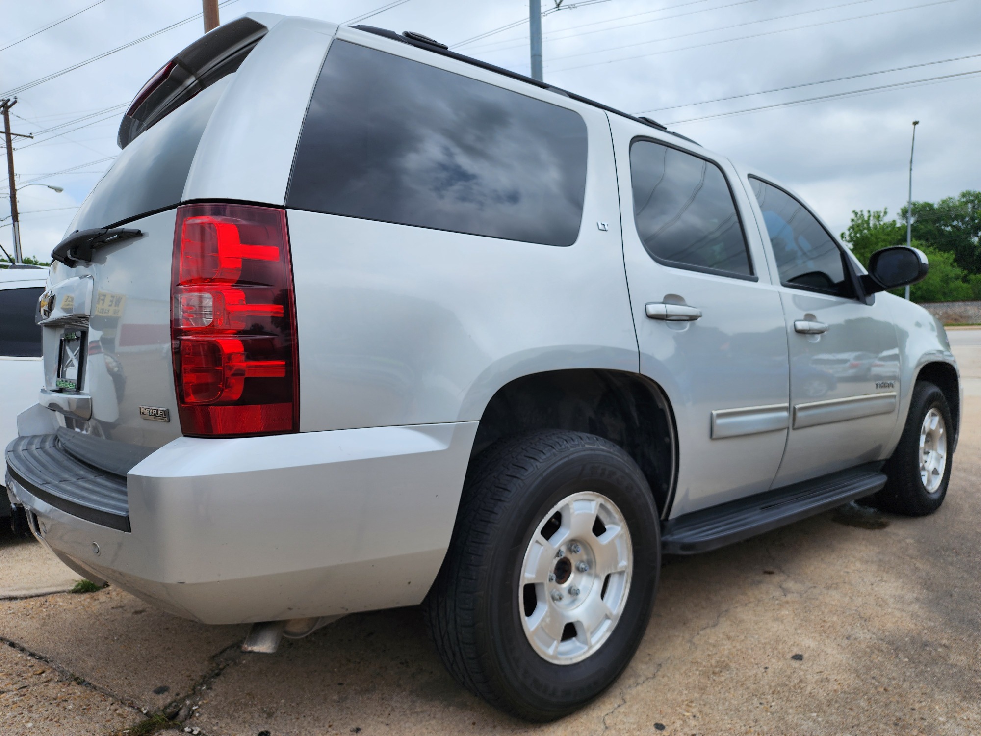 2011 SILVER /BLACK CHEVROLET TAHOE LT LT (1GNSCBE02BR) , AUTO transmission, located at 2660 S.Garland Avenue	, Garland, TX, 75041, (469) 298-3118, 32.885387, -96.656776 - Photo #5